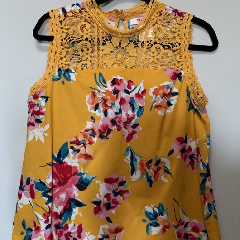 Linda blusa, mostaza con flores de Cklass de segunda mano GoTrendier