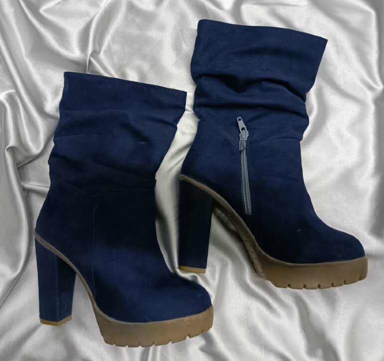 Botas de gamuza azul marino de Capa de Ozono de segunda mano - GoTrendier