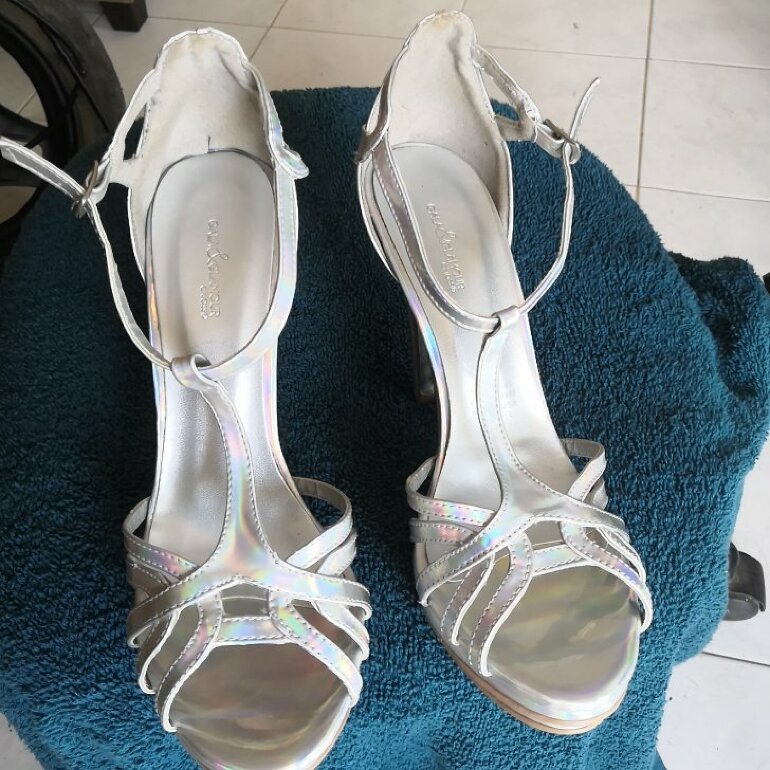 Zapatos Andrea tornasol. de segunda mano - GoTrendier