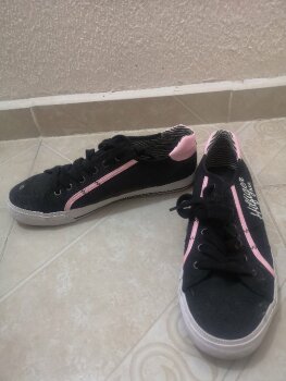 Tenis Tommy Hilfiger negro con logotipo en Liverpool