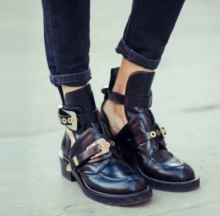 Zapatos altos destalonados en piel dorada con lazo . PURA LOPEZ