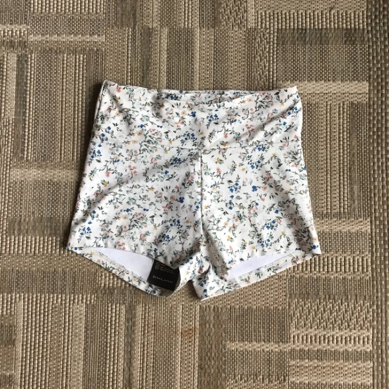 Shorts deportivo floreado. Oysho de segunda mano - GoTrendier