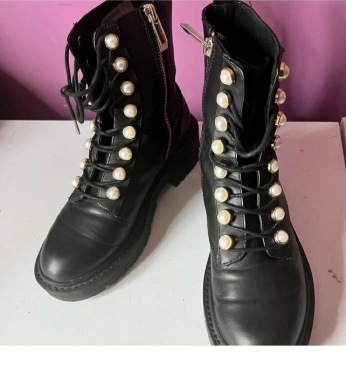 Combat boots con perlas 😎🍀 de Stradivarius de segunda mano - GoTrendier