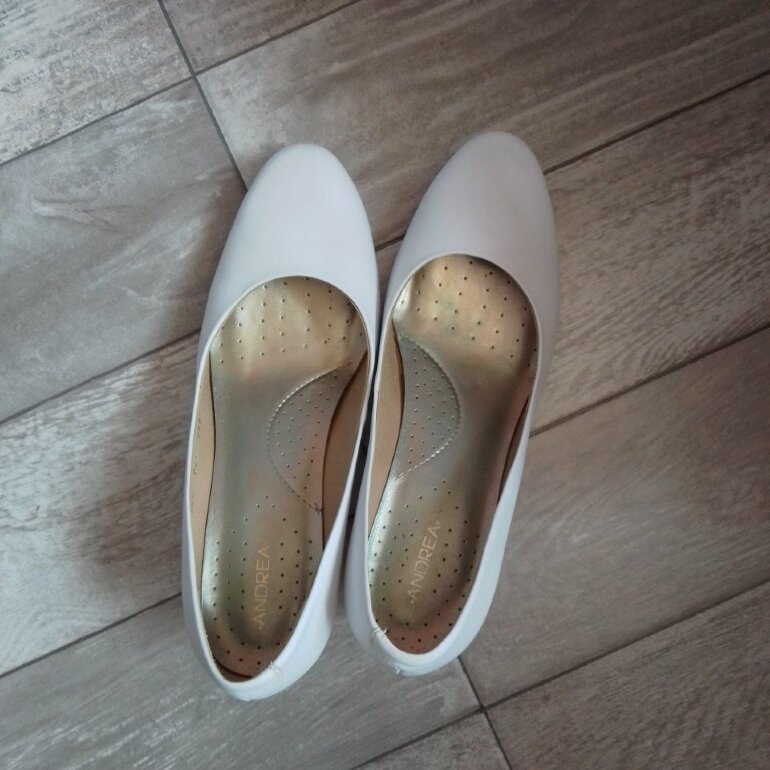 Zapatilla Andrea tacon bajo blanco de segunda mano - GoTrendier