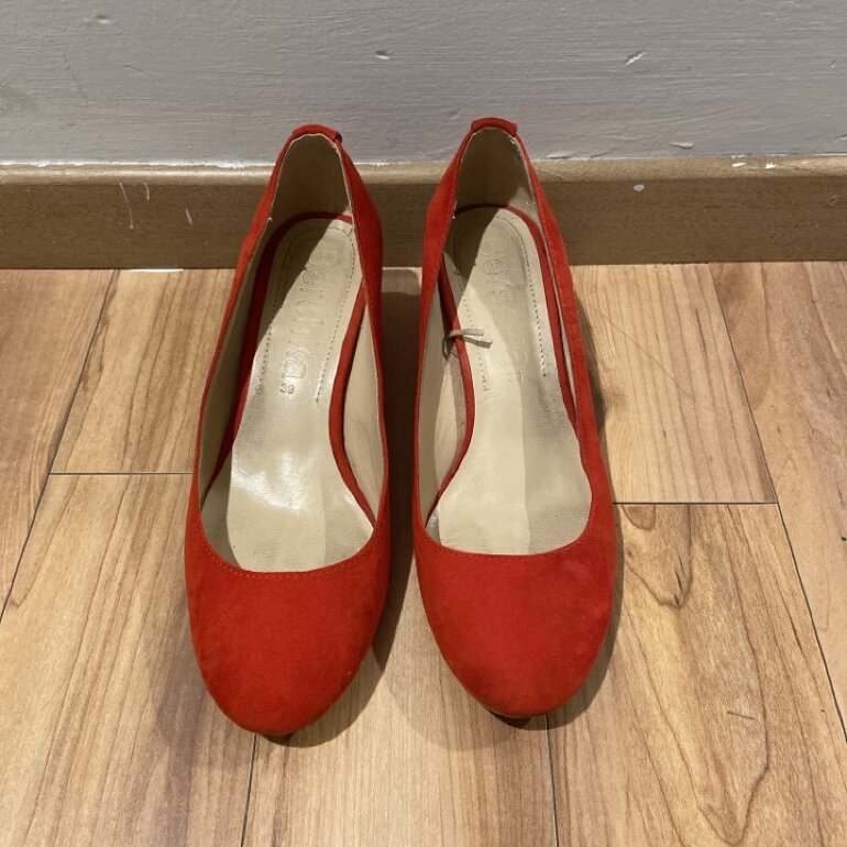 Tacones rojos bajos tipo gamuza de Bershka de segunda mano - GoTrendier