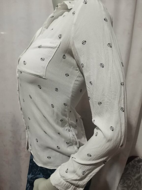 Hermosa camisa blanca con estampado de Pull & Bear de segunda