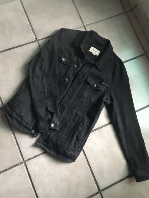 Chamarra de mezclilla negra de Pull \u0026amp; Bear de segunda mano - GoTrendier