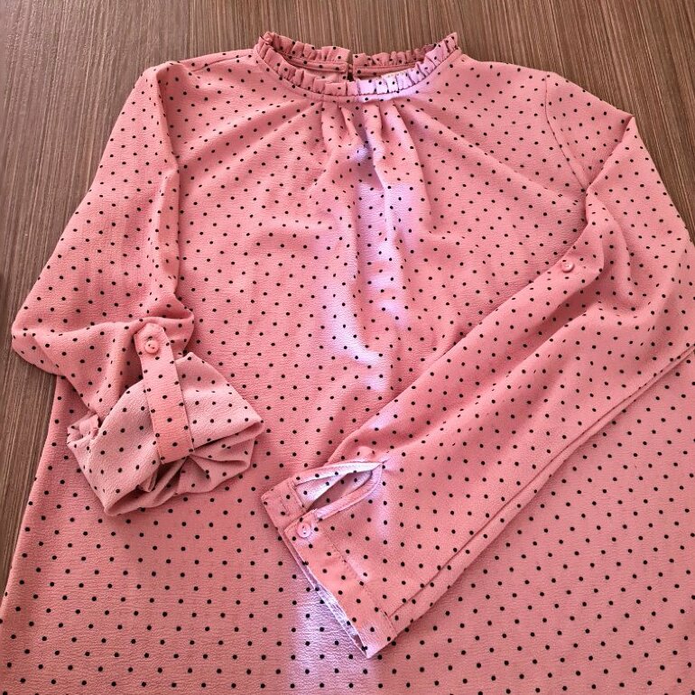 blusa rosa con lunares negros