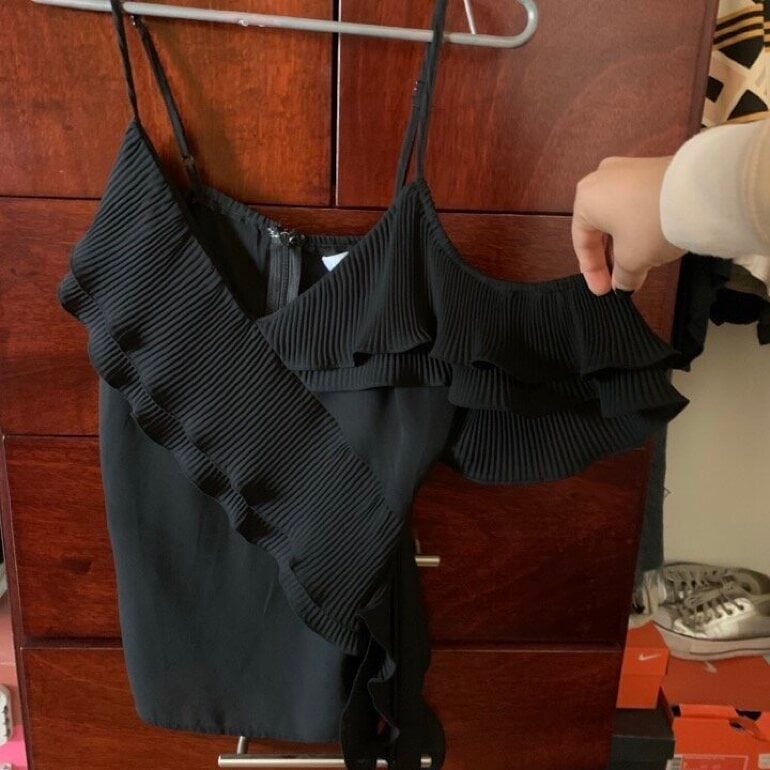 Blusa negra de olanes de Lulumari de segunda mano GoTrendier