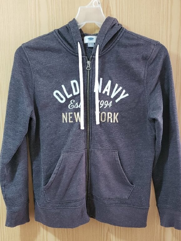 Sudadera gris Old Navy de segunda mano GoTrendier