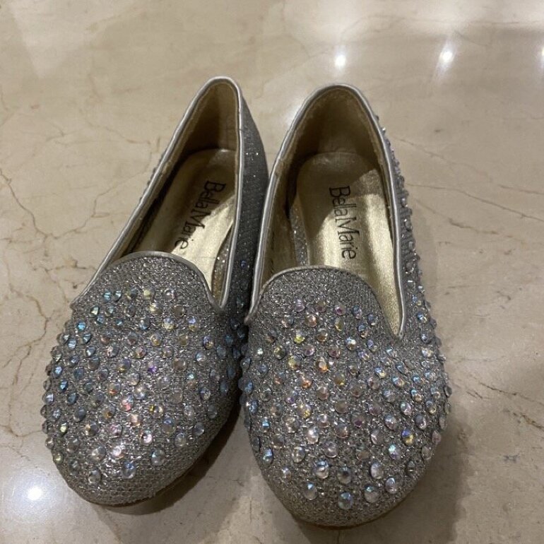 Zapatillas plateadas con piedras de Bella Marie de segunda mano