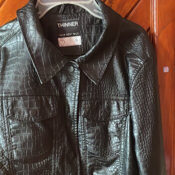 Chamarra corta efecto piel de Thinner de segunda mano GoTrendier