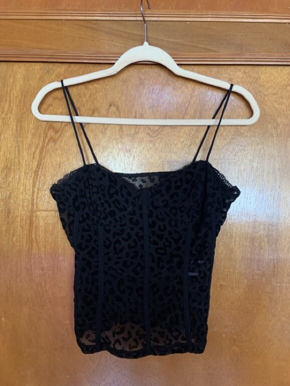 blusa negra de tirantes shein