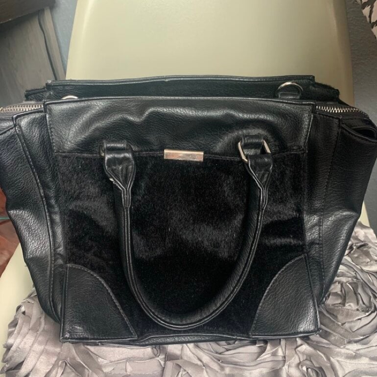 Bolsa de mano negra Forever 21 de segunda mano GoTrendier