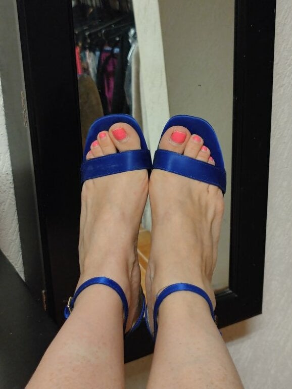 Sandalias de tacon azul electrico de Stradivarius de segunda mano