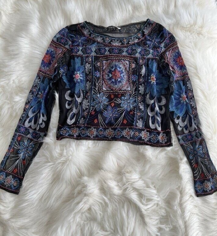 Blusa manga larga bordada con chaquiras de Zara de segunda mano