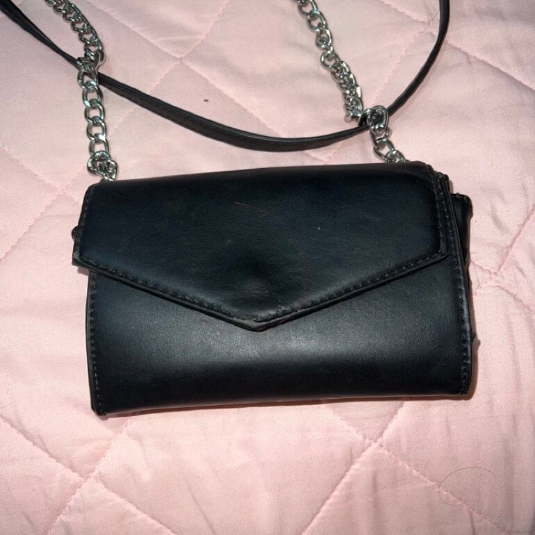 Bonita bolsa negra de Forever 21 de segunda mano GoTrendier