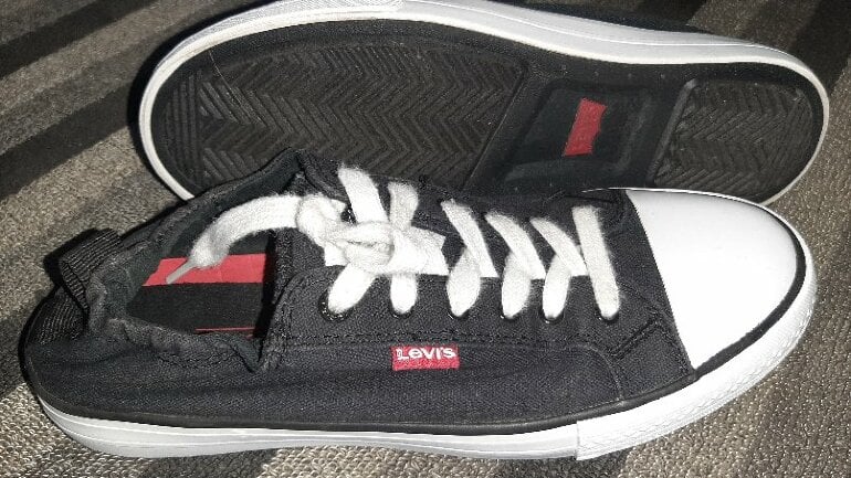 Tenis levis del tipo converse de Levi's de segunda mano GoTrendier