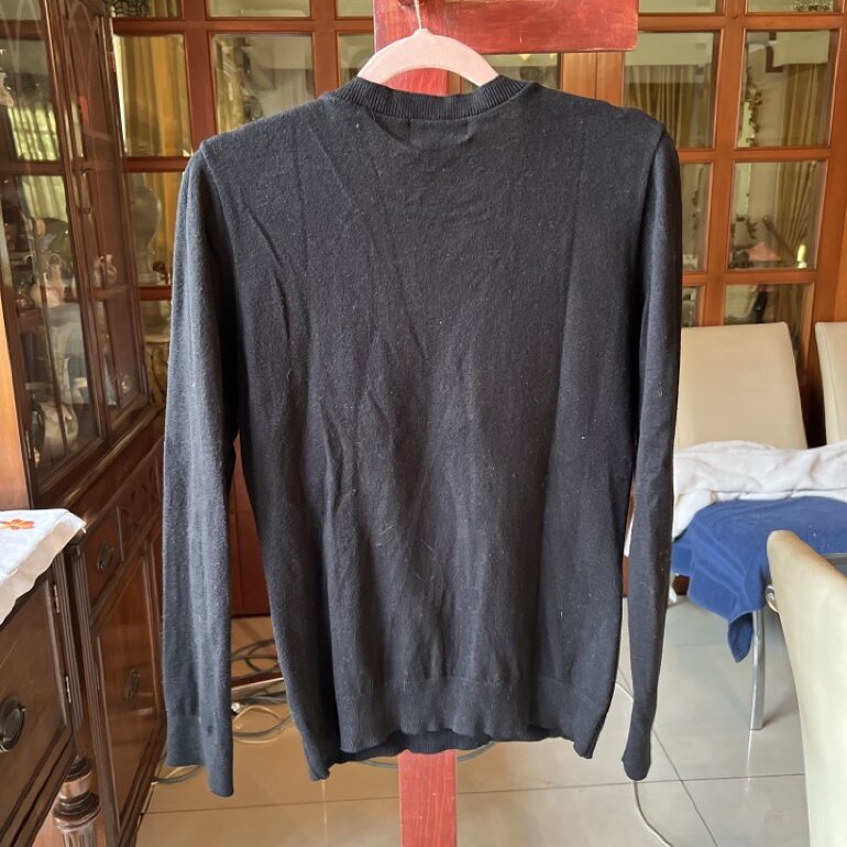 Suéter negro con besos rojos de Red Sky de segunda mano GoTrendier