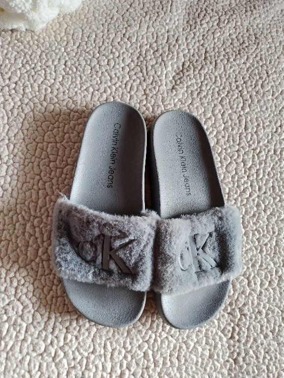 Sandalias de moda, supercomodas de Calvin Klein de segunda mano