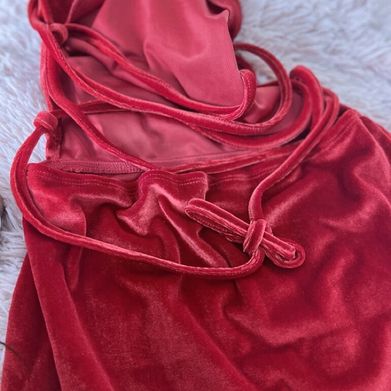 Vestido rojo terciopelo de Shein de segunda mano GoTrendier