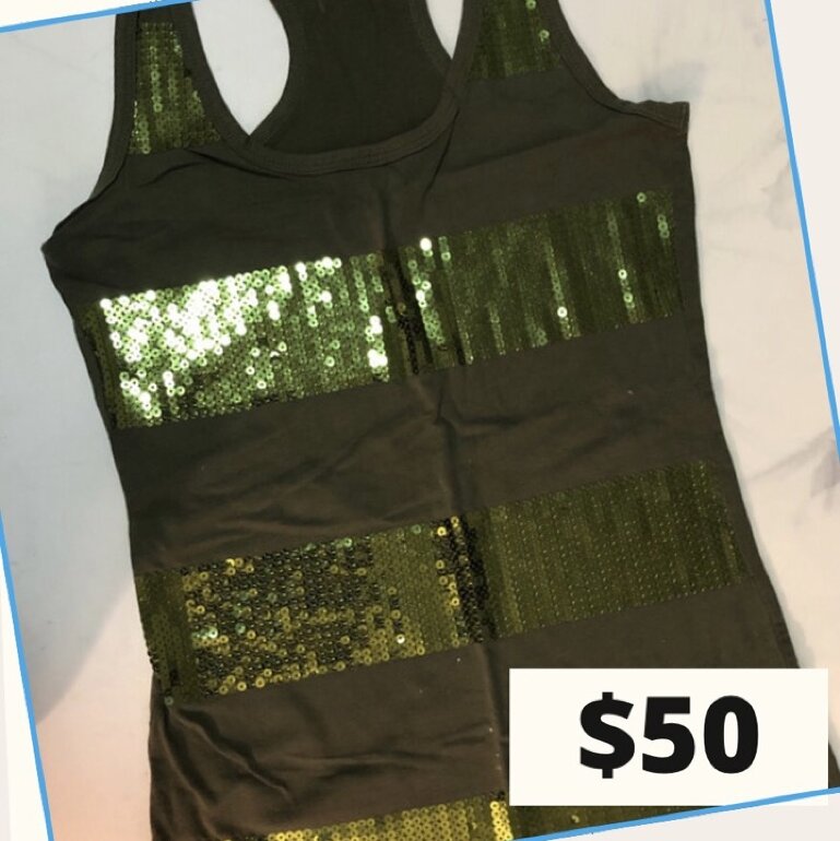 Blusa verde de tirantes y lentejuelas de Rue 21 de segunda mano
