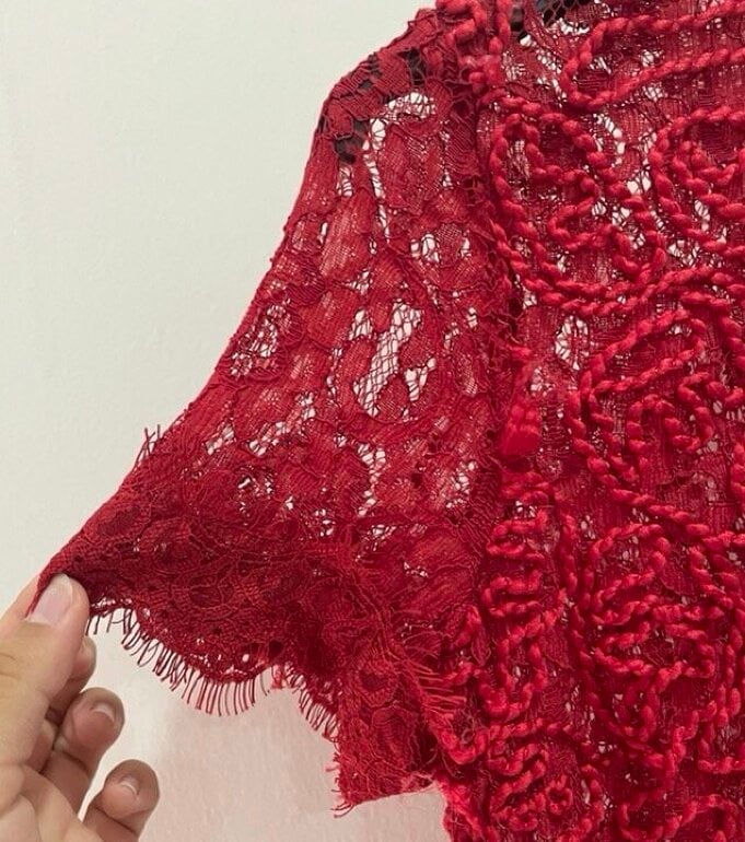 Blusa roja de encaje con bordado hilo de Zara de segunda mano