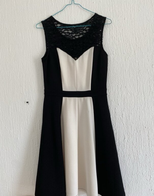 Vestido negro/beige de tablones de Enfocus Studio de segunda mano -  GoTrendier