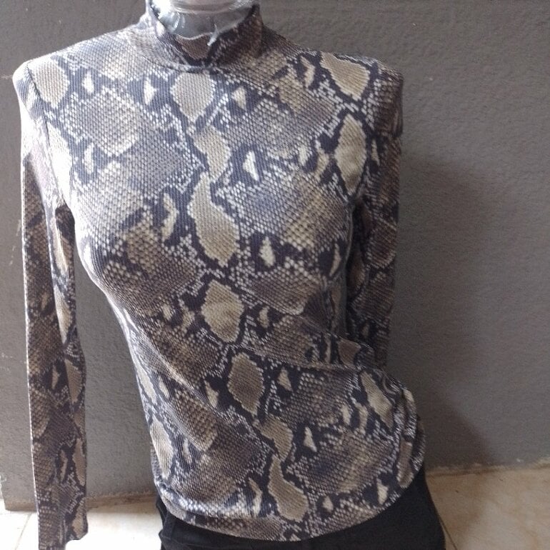 Blusa manga larga estampado serpiente de Otras marcas de segunda