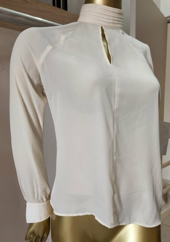 Hermosa blusa de chifon cuello d tortuga de Erivel de segunda mano