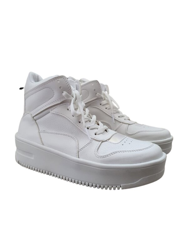 Tenis blancos botita tipo piel aesthetic de Otras marcas de segunda