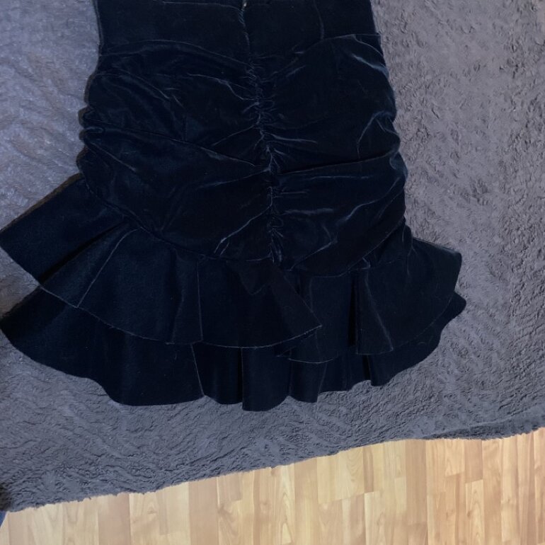 Falda negra terciopelo olanes de Zara de segunda mano GoTrendier