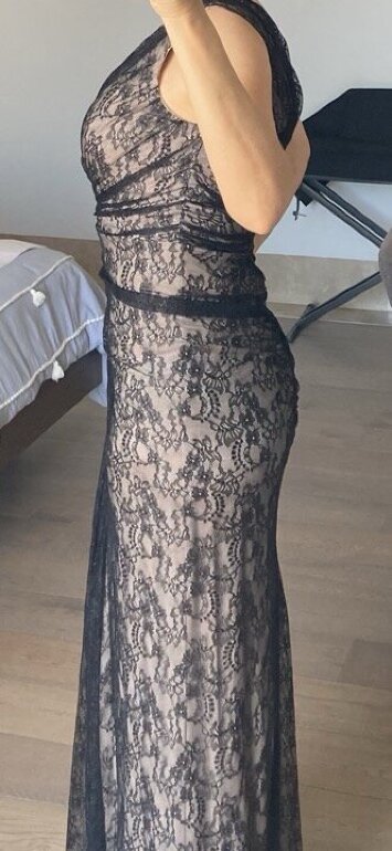 Vestido de encaje Negro con fondo Beige de Peligrosa agustina de