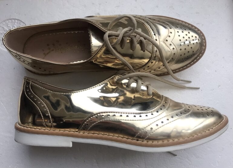 Zapatos tipo bostonianos charol dorado de Tropicana de segunda