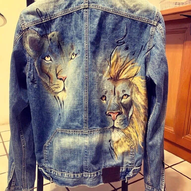 Chamarra pintada a mano Leones de Otras marcas de segunda mano