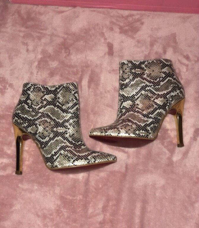 Botines estampado serpiente metalizados de Andrea de segunda mano