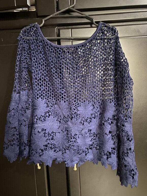 Blusa de encaje/guipur 💙 de Muy muy de segunda mano GoTrendier