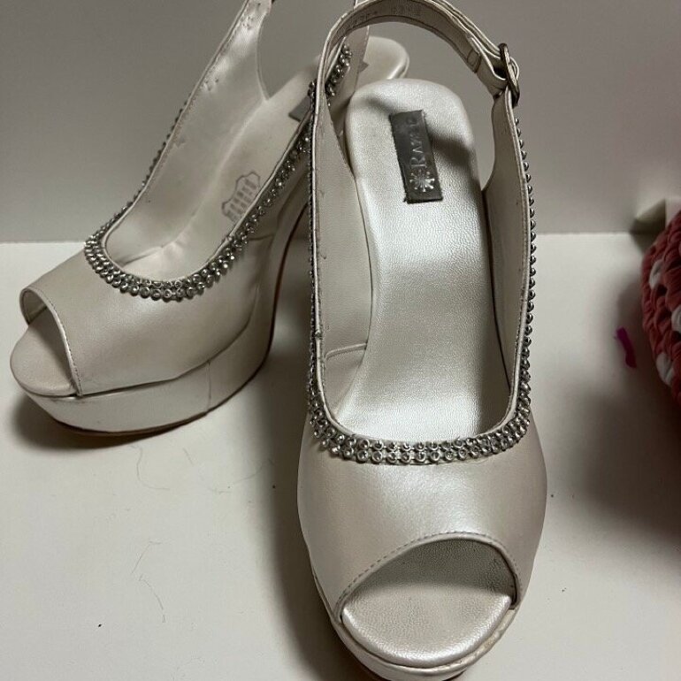 Zapatilla blanca con piedras plateadas de Razzo de segunda mano