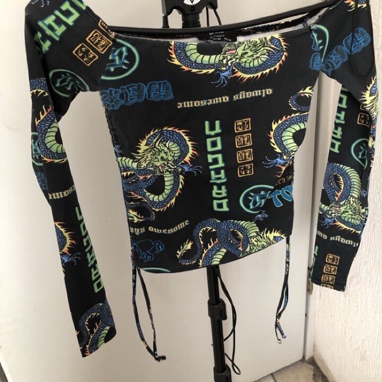 Blusa con estampado de dragon de Bershka de segunda mano GoTrendier