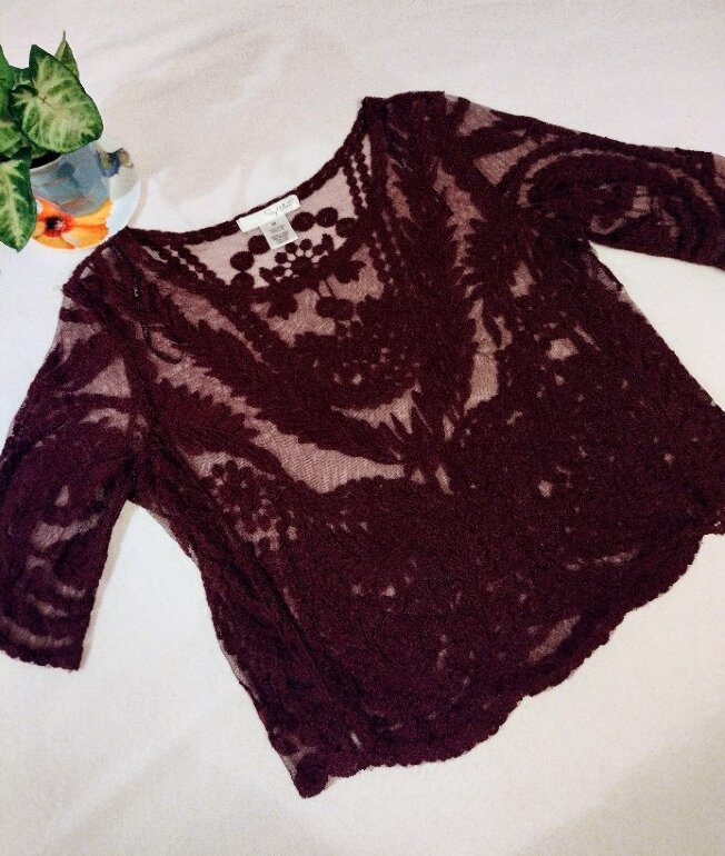 Blusa de tul bordado color vino de Say What? de segunda mano