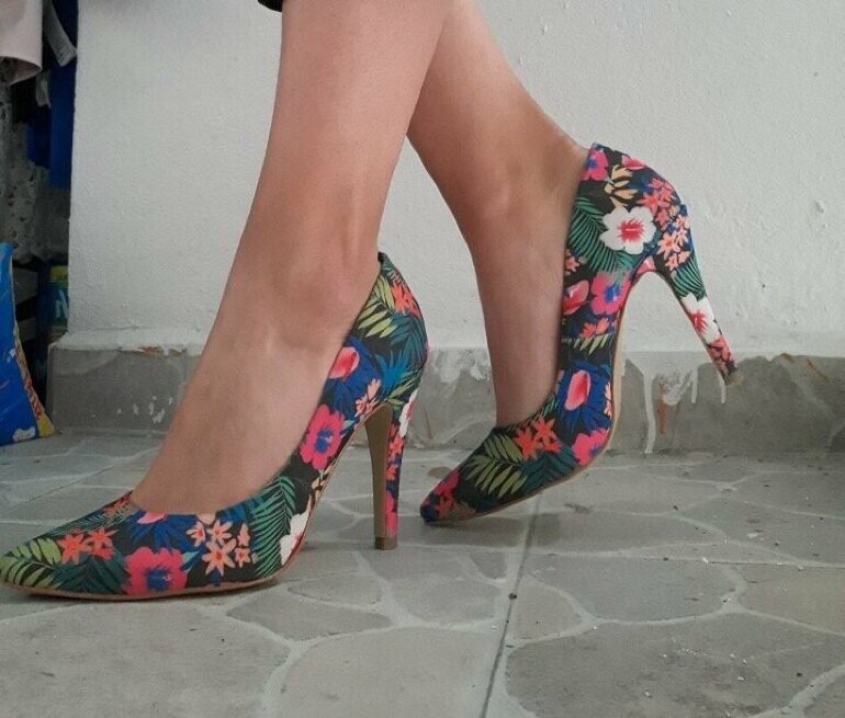 Tacones floreados 👠💐 de Otras marcas de segunda mano GoTrendier