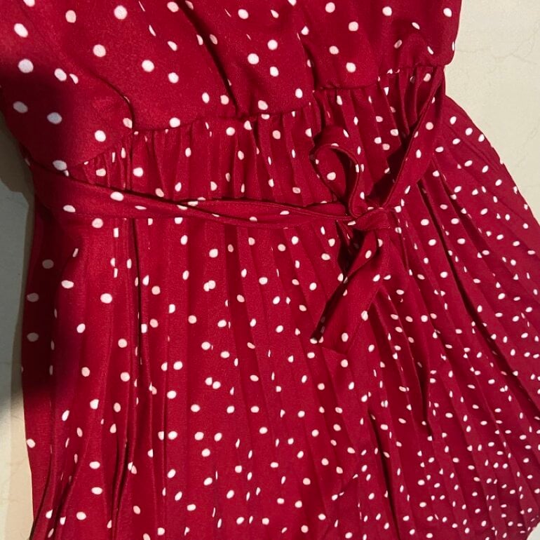 Vestido Rojo Corto Con Zapatillas Blancas Vestido Rojo Con Bolitas - Main Image