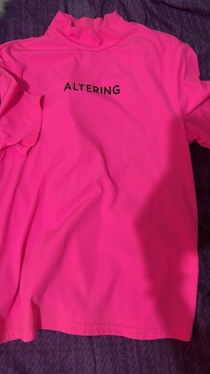 Playera rosa fosforescente de Shein de segunda mano GoTrendier