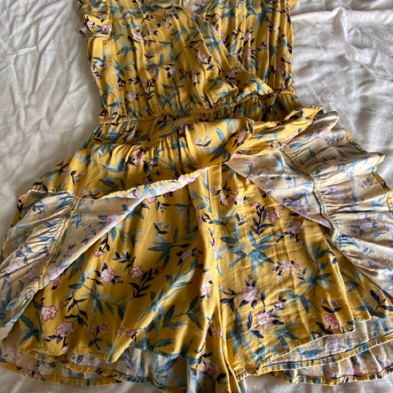 Vestido amarillo con short de Abercrombie & Fitch de segunda