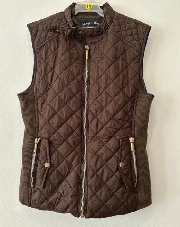 CHALECO CAFÉ CAPITONEADO 🤎 de Bingo's Star de segunda mano