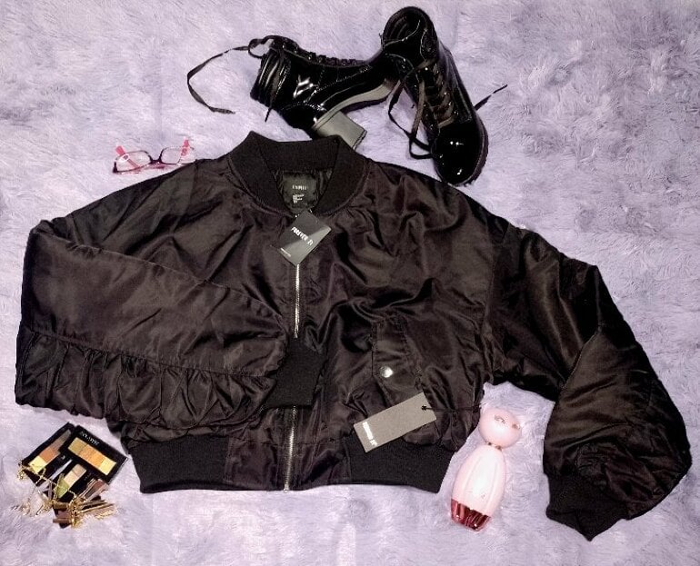 Chamarra tipo bomber ombliguera satinada de Forever 21 de segunda
