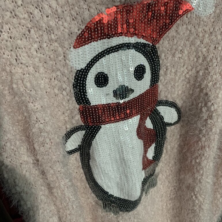 Sueter de pingüino navideño de H&M de segunda mano - GoTrendier