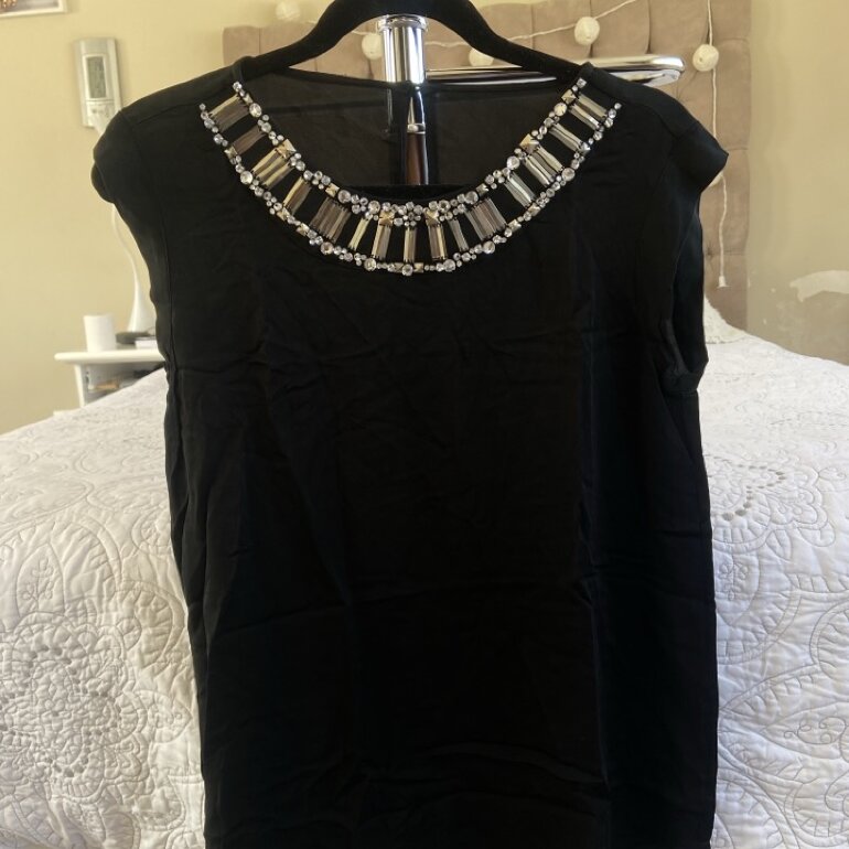 blusa negra con pedreria