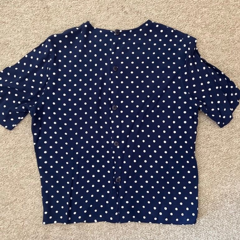 blusa roja con bolitas blancas