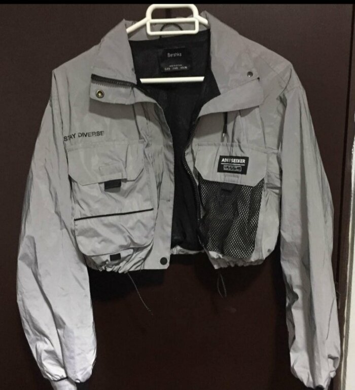 Chamarra reflejante bershka de segunda mano GoTrendier